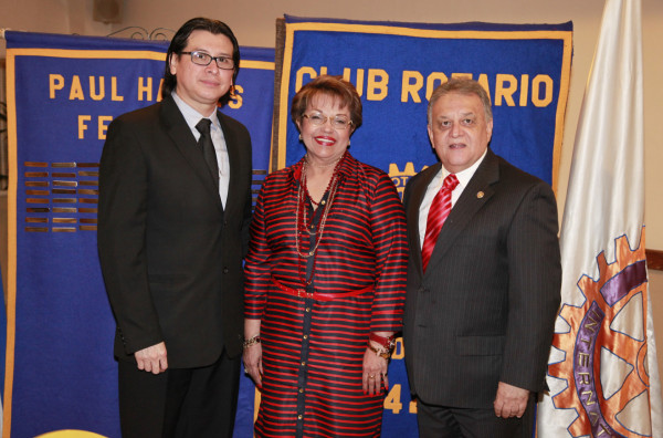 Club Rotario San Pedro Sula entrega pin Paul Harris tres zafiros
