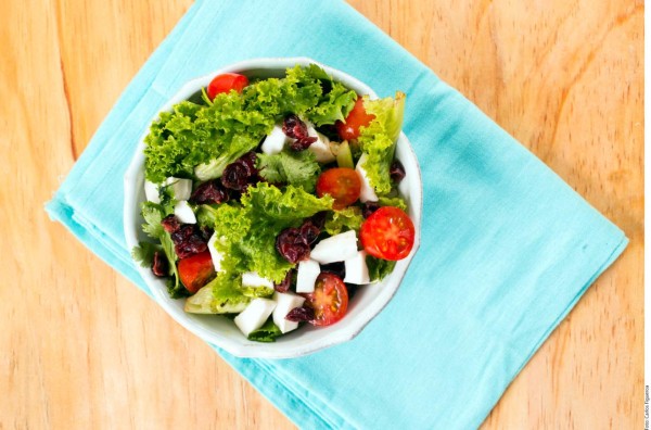 Cómo hacer una ensalada mixta con coco