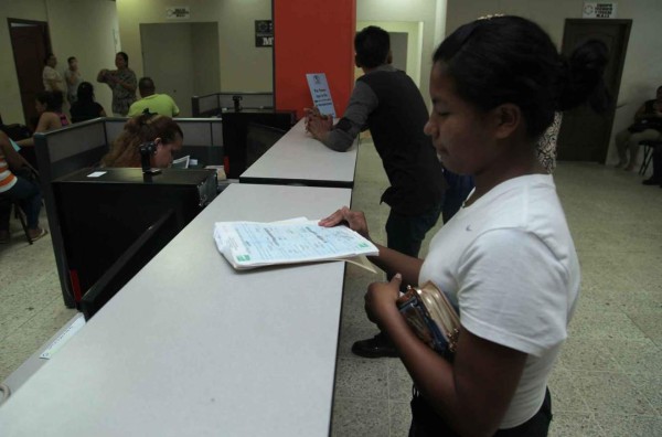 Joven denuncia en la Fiscalía que le usurparon su identidad