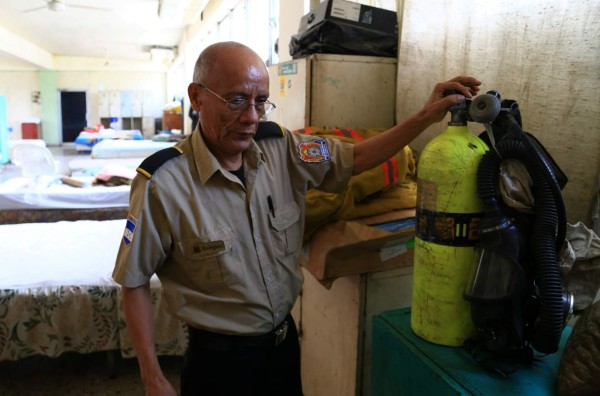 Con las uñas trabajan los bomberos sampedranos