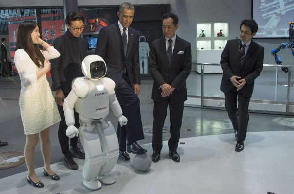 Obama jugó al fútbol con un robot japonés
