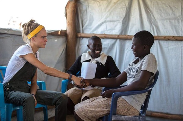 Cara Delevingne visita a refugiados y recibe el odio de un fan 