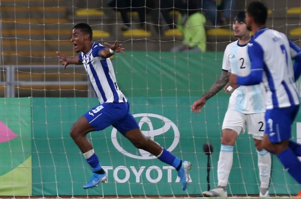 Honduras Douglas Martinez (L) celebrates after scoring during the Men's Football Gold Medal Match between Argentina and Honduras at the Lima 2019 Pan-American Games in Lima on August 10, 2019. (Photo by Luka GONZALES / AFP)