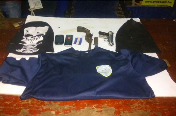 Detienen a tres jóvenes con indumentaria policial