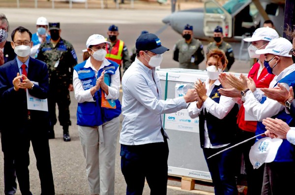 Hoy comienza vacunación contra el covid en 7 de 20 regiones sanitarias