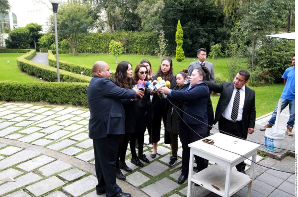 Zuria Vega agradece apoyo tras muerte de su padre