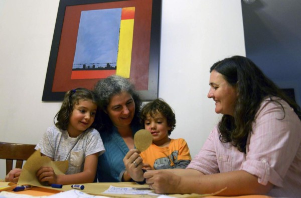 Colombia legaliza que parejas del mismo sexo adopten niños