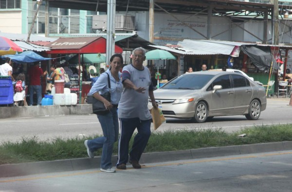 Sampedranos ponen en riesgo sus vidas al cruzar bulevares