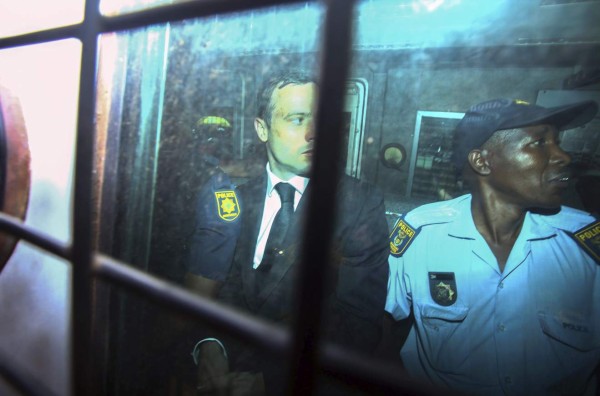 El atleta paralímpico, Oscar Pistorius, pasó sin mayores problemas su primera noche en la cárcel, informaron medios sudafricanos.