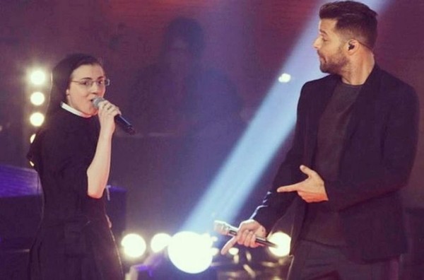 Ricky Martin canta con sor Cristina