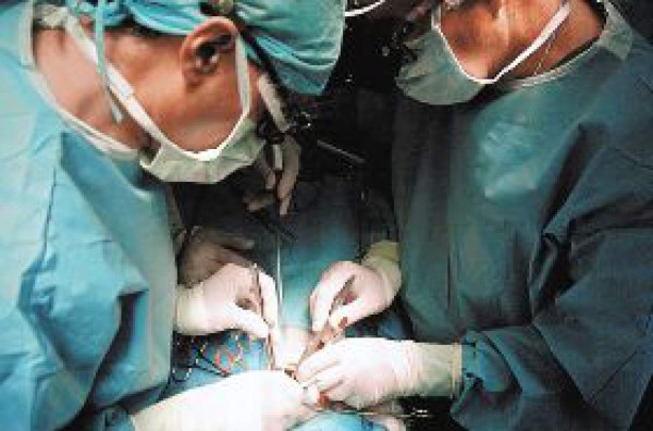 Realizan cirugías de corazón abierto a niños pobres