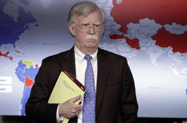 '5,000 soldados a Colombia', la nota de Bolton que alerta a Venezuela