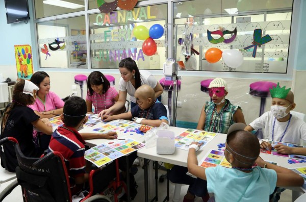 Le llevan la 'Feria Juniana” a los niños con cáncer internos en el Rivas