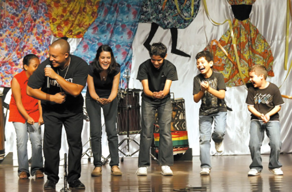 Step Afrika! contagia con ritmo y mucha energía