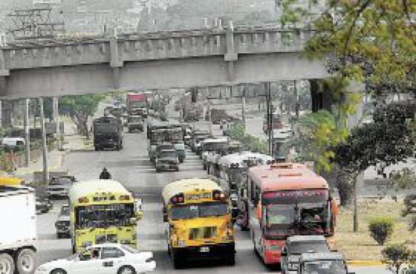 Autobuses se van para la terminal