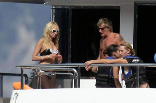 Celebra cumpleaños de su hija