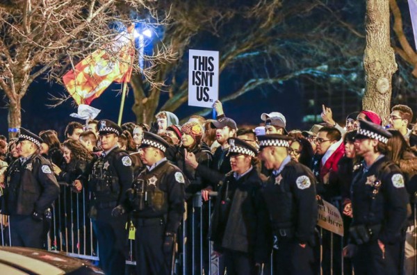 Cinco detenidos y 2 policías heridos en altercado que impidió mitin de Trump