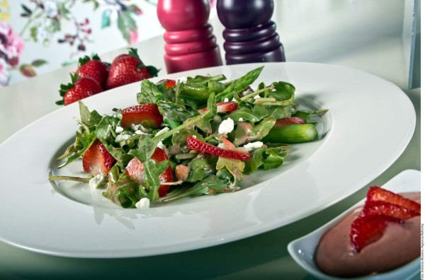 Ensalada fresca con fresas y queso