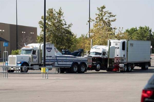 Muere un décimo inmigrante hallado en camión de carga en Texas