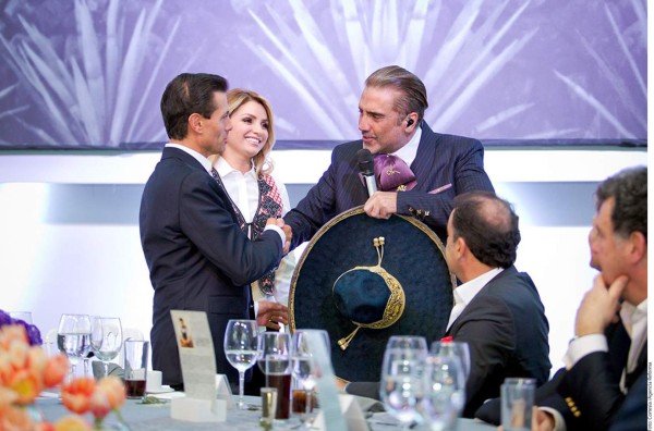 Alejandro Fernández le canta a los Peña Nieto