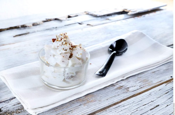 Ensalada de queso y manzana con aderezo de yogur