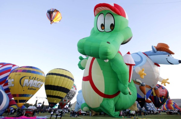 MEX05. LEÓN (MÉXICO), 17/11/2017.- Decenas de globos aerostáticos se observan durante su salida hoy, viernes 17 de noviembre de 2017, en la ciudad de León, en el estado de Guanajuato (México), durante el primer día del Festival Internacional del Globo 2017. El festival se realiza del 17 al 20 de noviembre en la ciudad de León, destino turístico de este país, que propicia la llegada de unas 500 mil personas para vivir la experiencia de ver la estampa que se forma en los cielos cada mañana y disfrutar del medioambiente. EFE/Ulises Ruiz Basurto