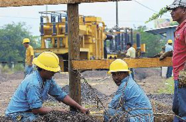 Instalan transformador a orillas de bulevar