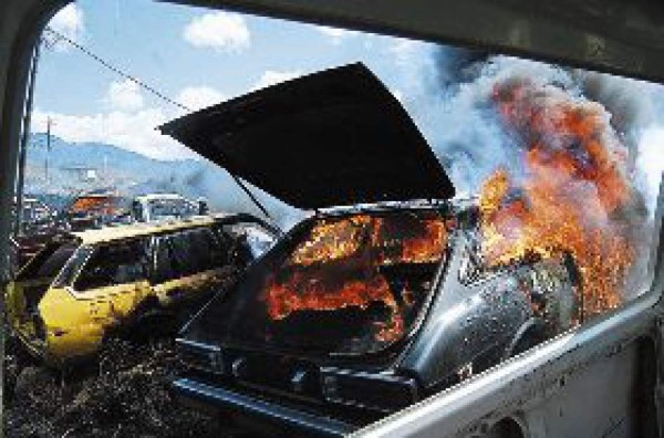 Se queman 300 carros en patio de Tránsito