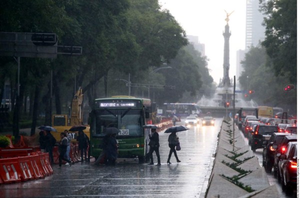 Hilary se degrada a huracán categoría 1 lejos de las costas mexicanas