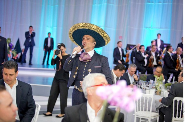 Alejandro Fernández le canta a los Peña Nieto