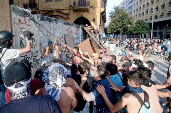 Beirut (Lebanon), 08/08/2020.- Lebanese anti-government protesters pull a protection wall leading to the Parliament square during a protest in Beirut, Lebanon, 08 August 2020. People gathered for the so-called 'the Saturday of the hanging ropes' to protest against the political leaders and calling on those responsible over the explosion to be held accountable. Lebanese Health Ministry on 07 August said at least 154 people were killed, and more than 5,000 injured in the Beirut blast that devastated the port area on 04 August and believed to have been caused by an estimated 2,750 tons of ammonium nitrate stored in a warehouse. (Protestas, Líbano) EFE/EPA/IBRAHIM DIRANI DAR AL MUSSAWIR