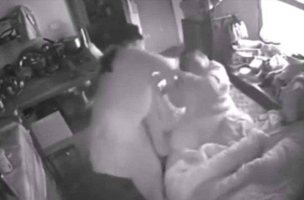 Mujer le propina paliza a su suegra sin saber que estaba siendo grabada