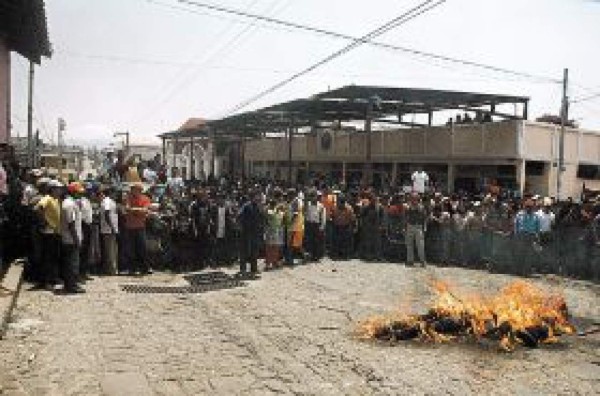 Queman vivos a supuestos 'robachicos”
