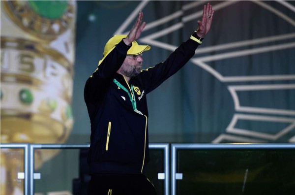 Liverpool's German manager Jurgen Klopp (C) speaks with Madrid players after the UEFA Champions League final football match between Liverpool and Real Madrid at the Olympic Stadium in Kiev, Ukraine on May 26, 2018.Real Madrid defeated Liverpool 3-1. / AFP PHOTO / Paul ELLIS