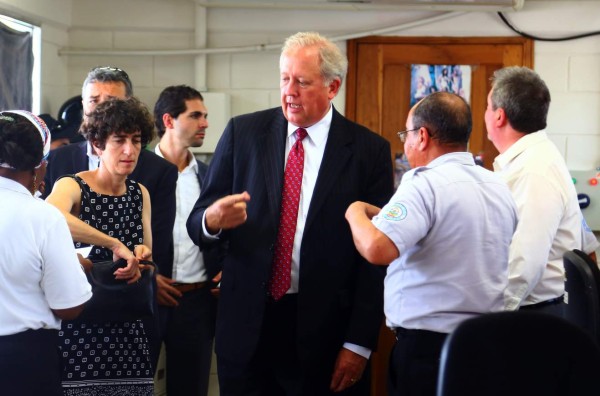 Thomas Shannon recibe a menores deportados desde México