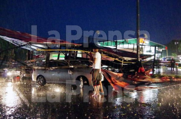 En San Pedro Sula, los fuertes vientos causaron la caída de una valla que dañó cuatro vehículos.