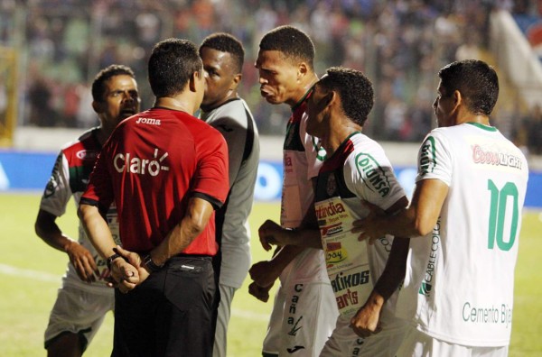 Eder Munive: 'Ese árbitro hijo de put.. nos robó el partido'