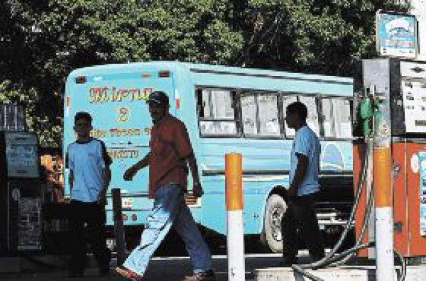 Maduro se despide con el último aumento a la gasolina