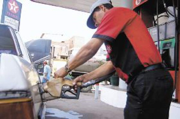 Aumentan 55 centavos a la gasolina regular