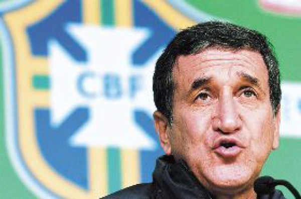 Carlos Parreira ironiza declaraciones de Pelé