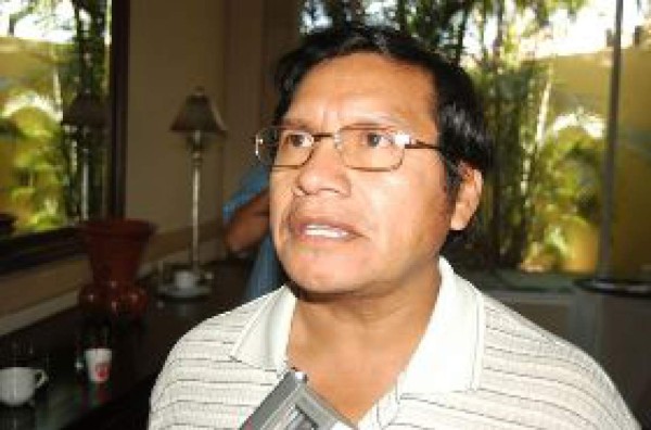 Sacerdote Andrés Tamayo se naturaliza hondureño