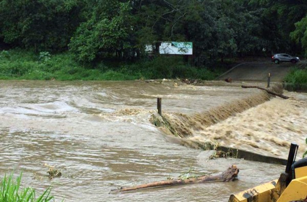 Vados intransitables dejan torrenciales lluvias en San Pedro Sula