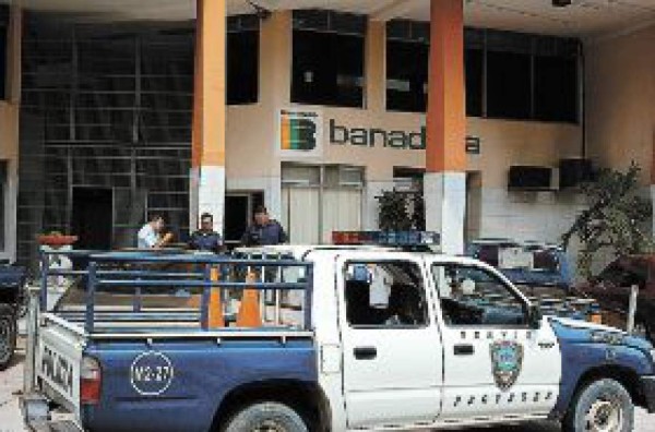 Banda jefeada por mujer asalta banco