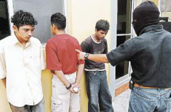 Banda de 'Los Puchos” atenta contra canillita