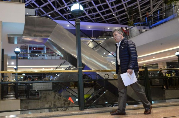 Colombian President Juan Manuel Santos tours a shopping center, following an explosion which, according to authorities, left three dead and eleven injured, in Bogota, Colombia, on June 17, 2017. Police said an explosion tore through a women's restroom area of the mall, crowded with shoppers ahead of Father's Day, in an upscale area of the Colombian capital that is popular with foreign nationals. / AFP PHOTO / Raul Arboleda