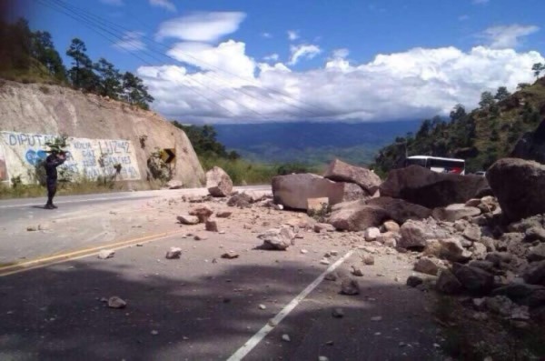 Derrumbe en carretera que conduce al norte de Honduras