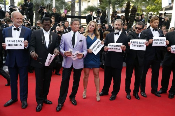Todos ellos aprovecharon su paso por la alfombra roja del festival para mostrar un cartel en el que estaba escrito 'Bring back our girls' ('Devolvednos a nuestras niñas'), el lema que nació en Twitter para hacer presión.