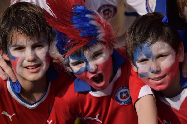 Marea roja de chilenos amenaza a los españoles