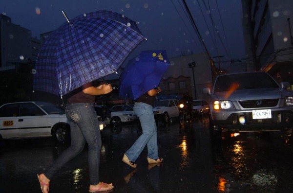 Onda tropical causa lluvias en territorio hondureño