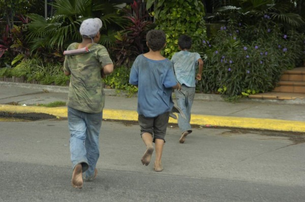 Dinaf recomienda no dar dinero a niños de la calle